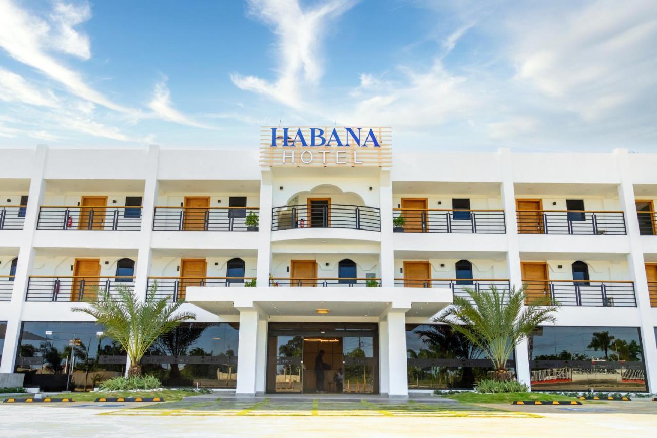 Habana Hotel Y Restaurante Higuey Exterior foto