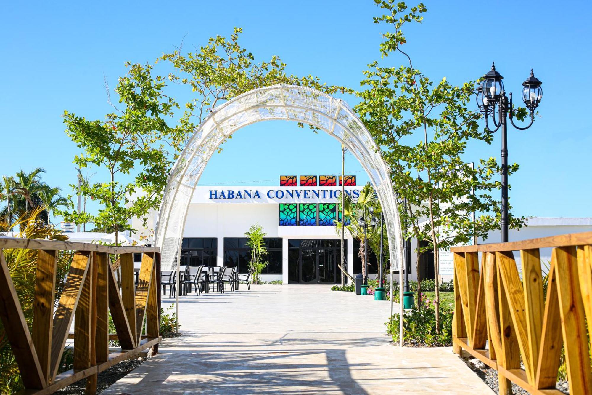 Habana Hotel Y Restaurante Higuey Exterior foto